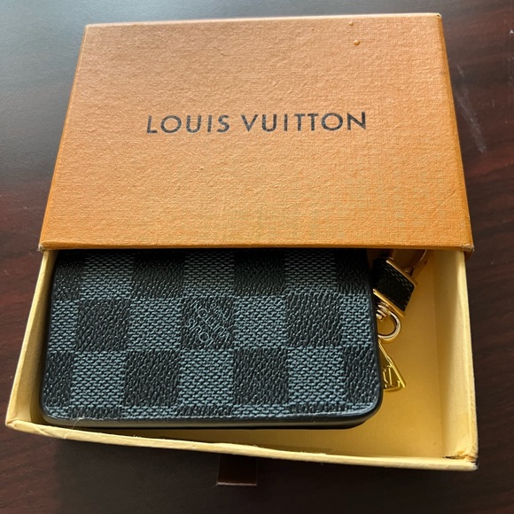 Authentic Louis Vuitton Graphite key holder - Picture 2 of 14
